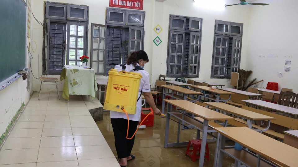 2_uu_tien_phong_chong_dich_benh_tai_cac_truong_diem_truong_bi_anh_huong_boi_lu_bao_20251002104139.jpg