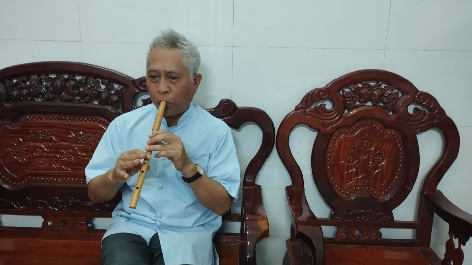 3 - Ông Thạch Thia Sê Rây biểu diễn thổi sáo trúc.jpg