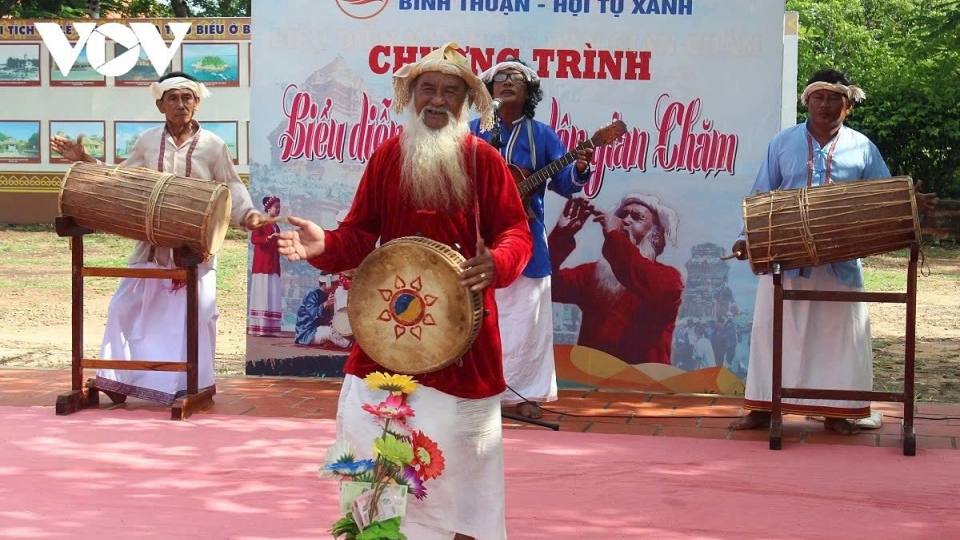 A performance of Cham folk arts at Po Sah Inư Temple Tower.jpg