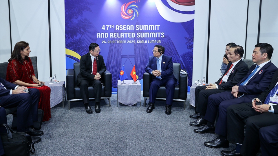 ASEAN Secretary-General Kao Kim Hourn meets with Vietnamese Prime Minister Pham Minh Chinh in Kuala Lumpur, Malaysia, on the sidelines of the 47th ASEAN Summit.jpg