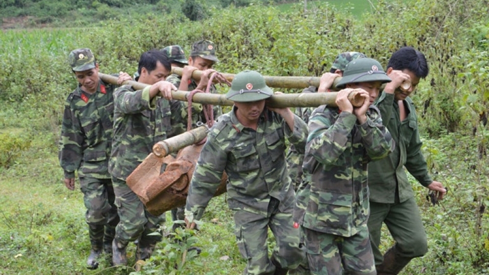 Bộ đội công binh rà, phá bom mìn còn sót lại sau chiến tranh.JPG