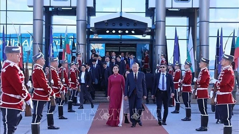 Bulgarian officials see off Vietnamese Party General Secretary To Lam, his spouse and other Vietnamese officials in the delegation at Sofia International Airport.jpg