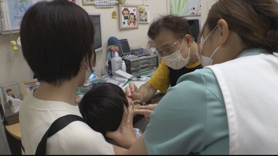 Các cơ sở khám tư nhân cũng tăng cường tiếp nhận các bệnh nhân viêm phổi Mycoplasma - Ảnh_ Jiji Press.jpg