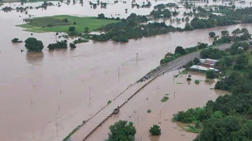 Prolonged heavy rain raises risks of flash floods and landslides from Quang Tri to Gia Lai