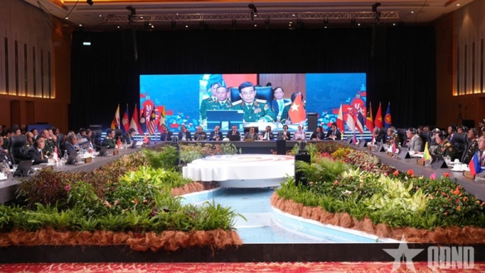 General Phan Van Giang attends the meeting.jpg