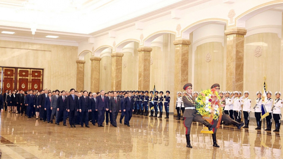 General Secretary To Lam pays tribute to DPRK leaders at Kumsusan Palace of the Sun in Pyongyang.jpg