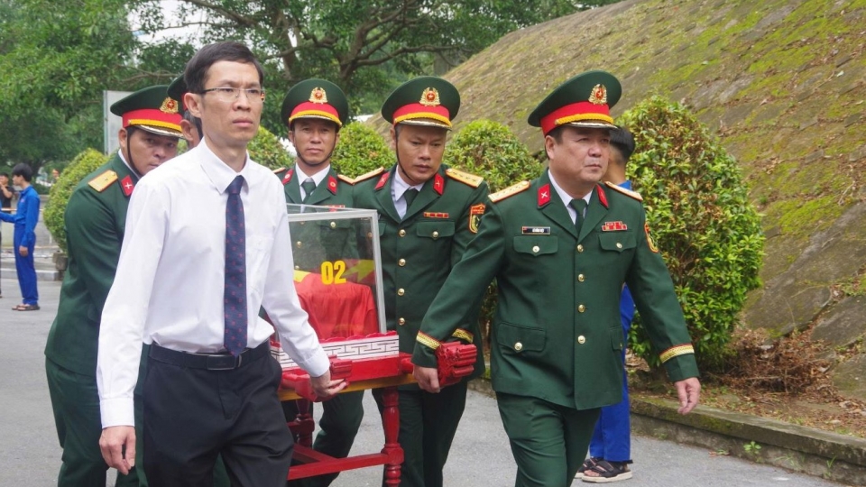 Hài cốt các liệt sĩ đươc đưa về an táng tại Nghĩa trang liệt sĩ xã Khe Sanh, tỉnh Quảng Trị.jpg