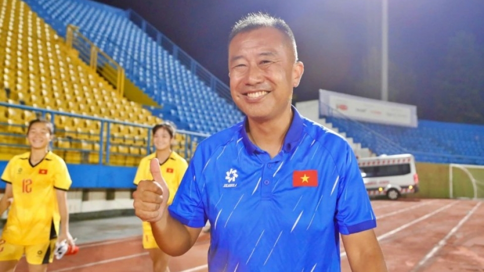 Head coach Okiyama Masahiko and his players.jpg