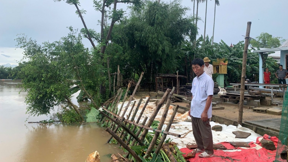 Khu vực bờ sông Bồ qua đội 2, thôn Niêm Phò, xã Quảng Điền nhiều đoạn sạt lở ăn sát nhà dân.jpg