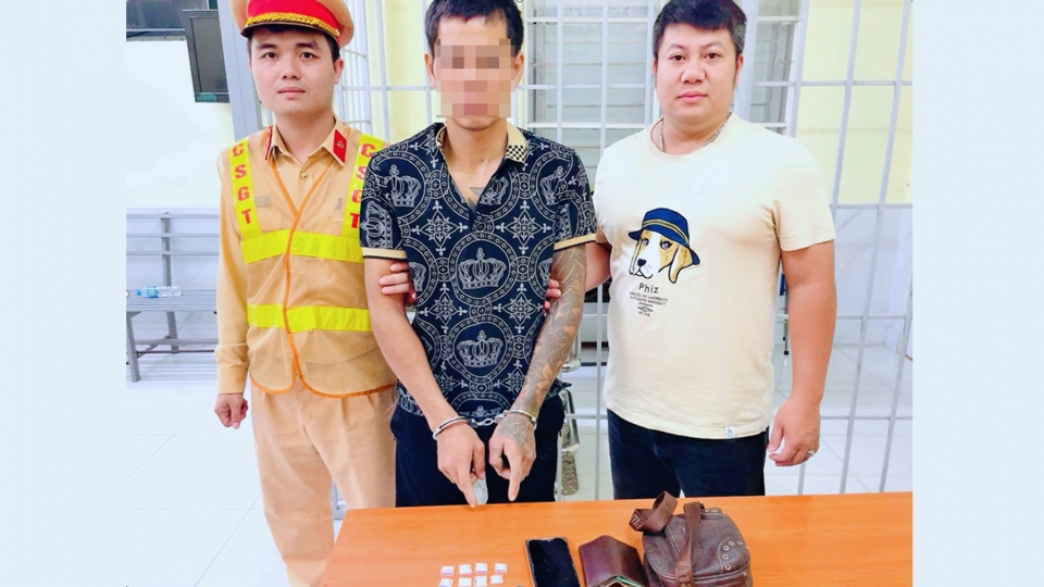 Liên ngành tuần tra đêm bắt đối tượng mang 8 túi ma túy trên phố Hà Nội l1.png