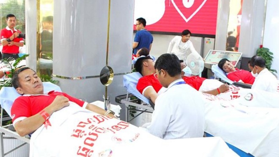 Metfone staff and employees volunteer to donate blood at the event.jpg