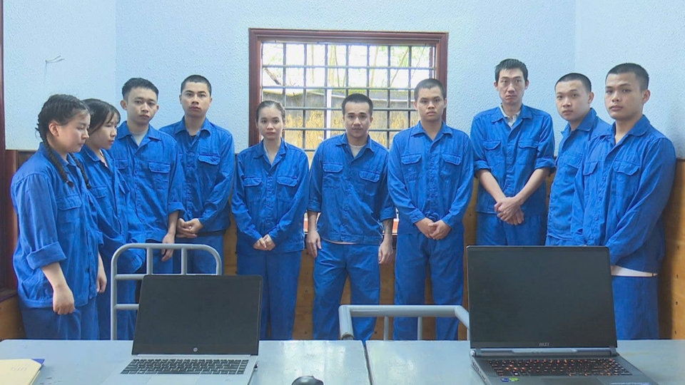 Nhóm Linh tại cơ quan công an.jpg