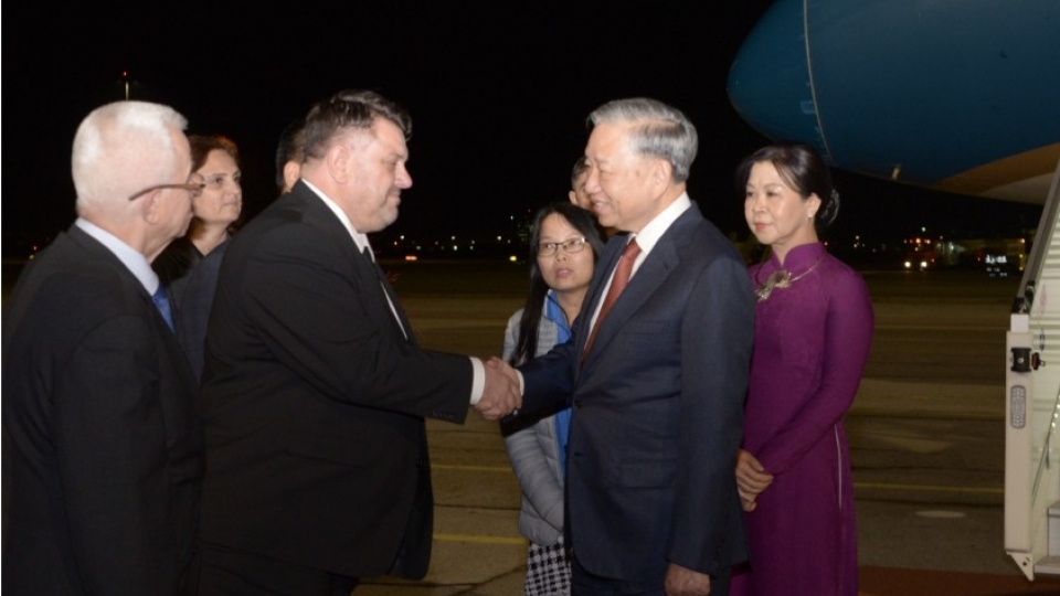 Party General Secretary To Lam arrives in Sofia.jpg