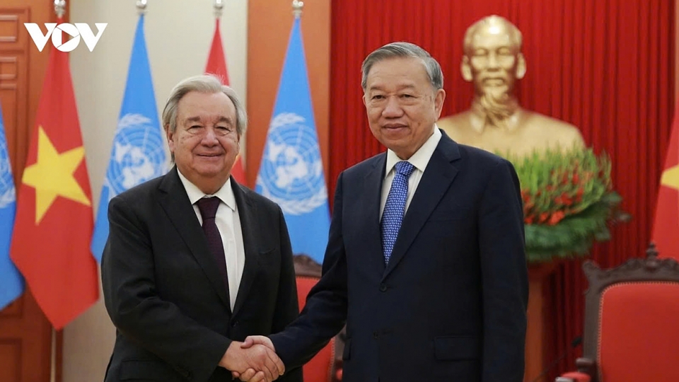 Party General Secretary To Lam shakes hands with UN Secretary General Antonio Guterres 1.jpg