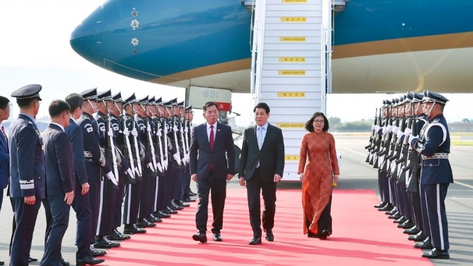 President Luong Cuong arrives in RoK pict 1.jpg