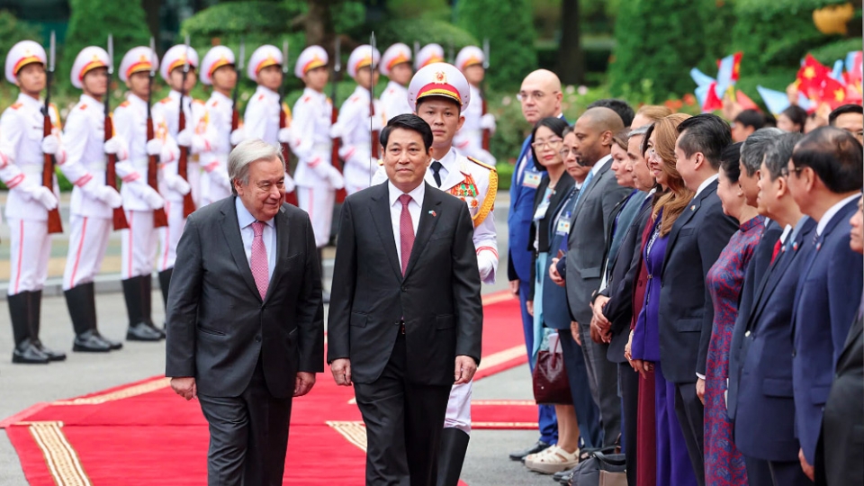 President Luong Cuong hosts a welcoming ceremony for UN Secretary General Antonio Guterres in Hanoi on October 24.jpg