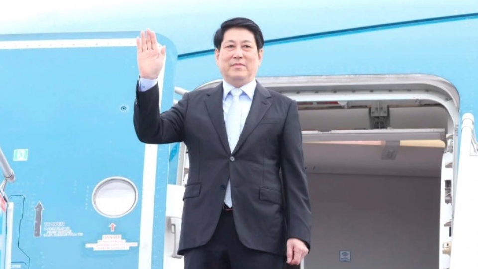 President Luong Cuong leaves for  APEC.jpg