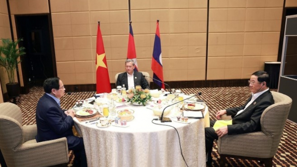 Prime Minister Pham Minh Chinh has a working breakfast with his Cambodian and Lao counterparts Hun Manet and Sonexay Siphandone_0.jpg