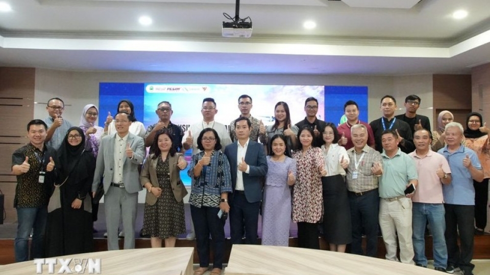 Representatives of Vietnamese and Indonesian businesses.jpg