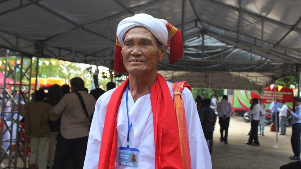 Sư cả Thường Xuân Hữu luôn đau đáu với việc bảo tồn các giá trị văn hoá của dân tộc.JPG