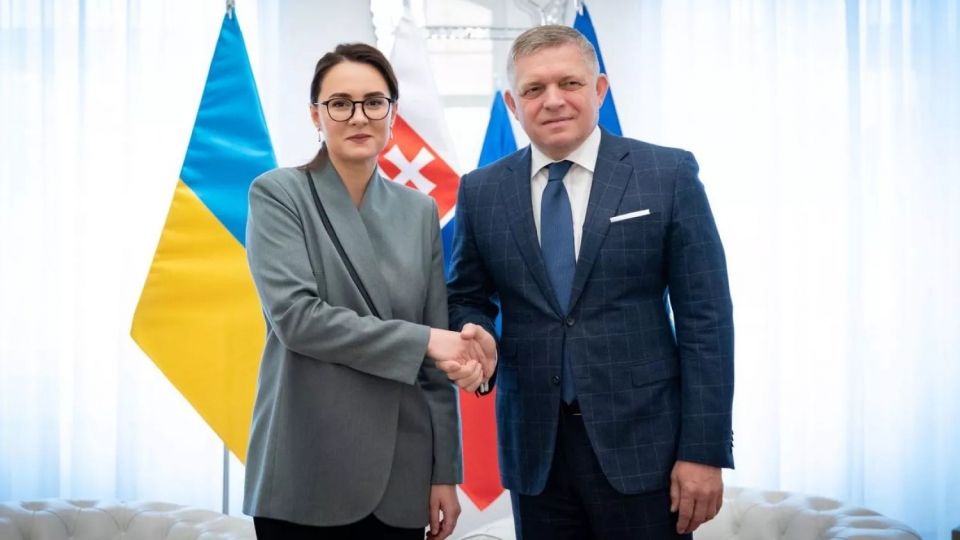 Thủ tướng Ukraine Yulia Svyrydenko (bên trái) và Thủ tướng Slovakia Robert Fico (bên phải) (Ảnh-nikvesti.com).jpg