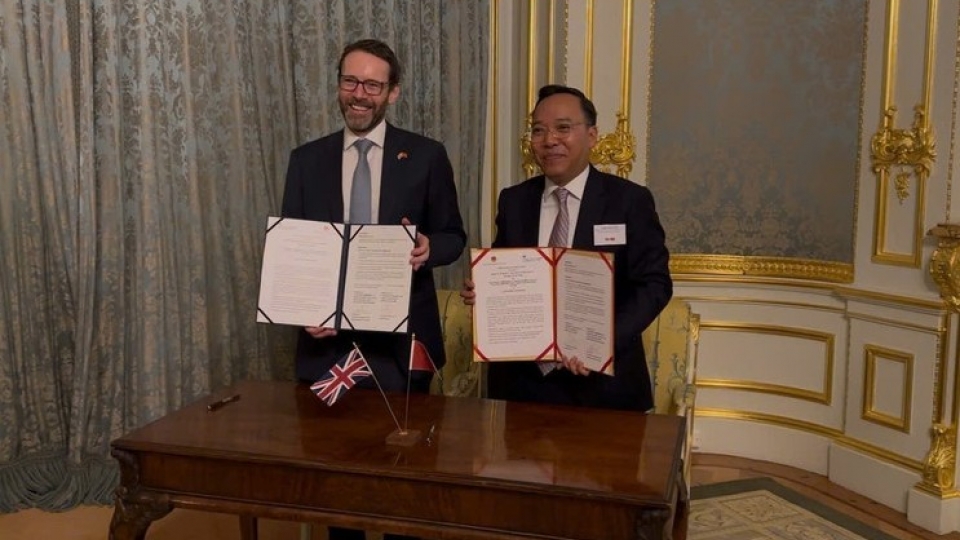 The Ministry of Industry and Trade signs MoUs on clean energy cooperation and product safety with UK partners.jpg