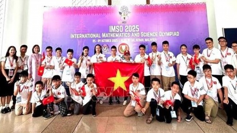 The Vietnamese student delegation at the 22nd International Mathematics and Science Olympiad (IMSO).jpg