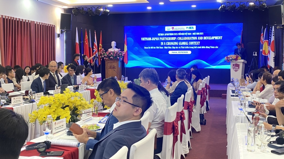 Toàn cảnh diễn đàn.jpg