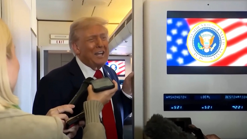 Tong thong My Trump dang bay tren chuyen co Khong luc Mot, Trump tra loi phong van, dua vui 12-10-2025 -reu.jpg