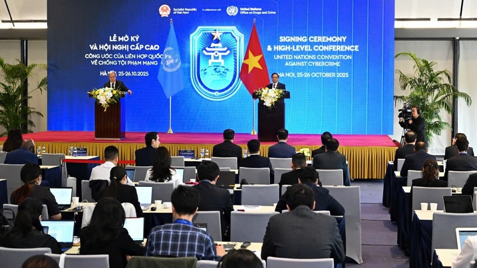 UN Secretary General Antonio Guterres and Vietnamese Prime Minister Pham Minh Chinh co-chair a press conference on the signing ceremony of the Hanoi Convention in Hanoi on October 25..jpg