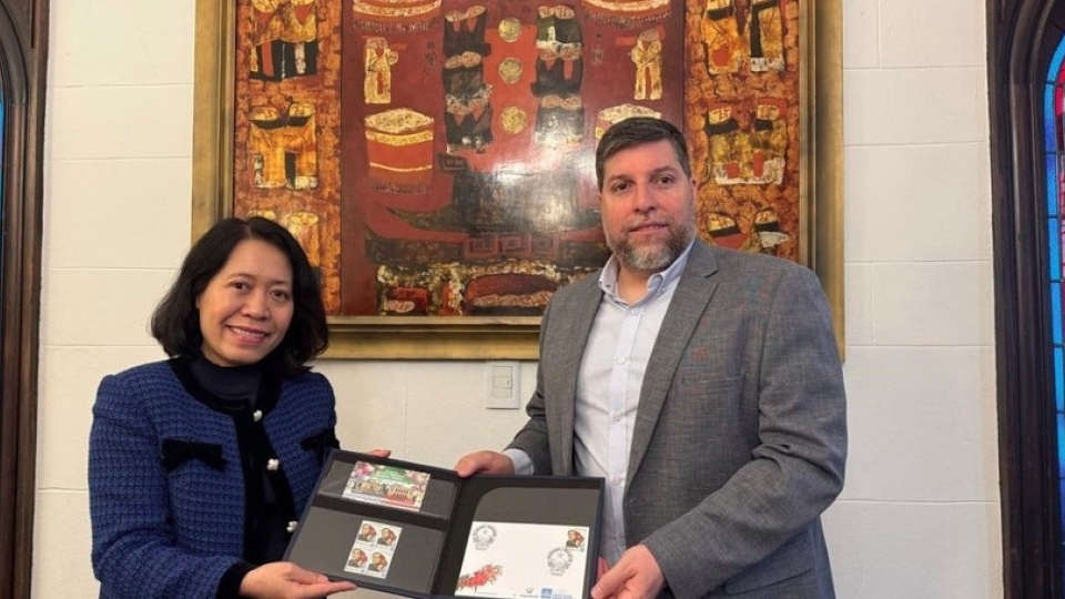 Uruguayan lawmaker Victor Aldaya presents Ambassador Ngo Minh Nguyet.jpg