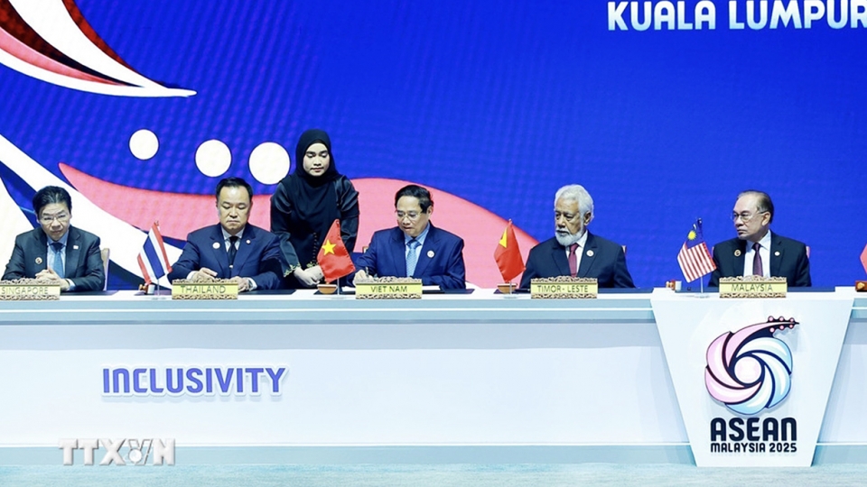 Vietnamese Prime Minister Pham Minh Chinh signs the declaration on the admission of Timor Leste into ASEAN at the 47th ASEAN Summit.jpeg