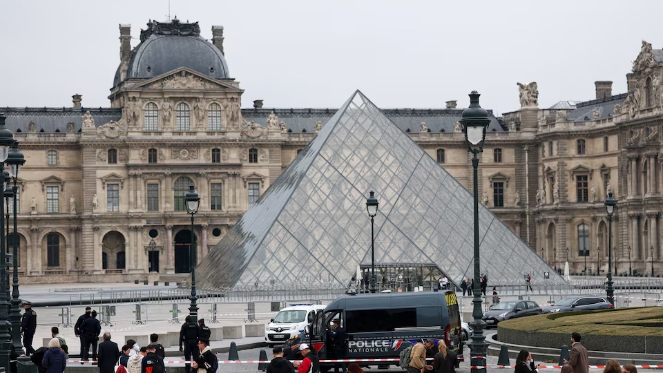 Trộm đột nhập Bảo tàng Louvre giữa ban ngày, đánh cắp trang sức "vô giá"