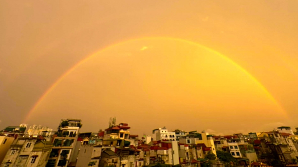 Hà Nội rực sáng buổi sớm, chuyên gia lý giải hiện tượng 2 cầu vồng