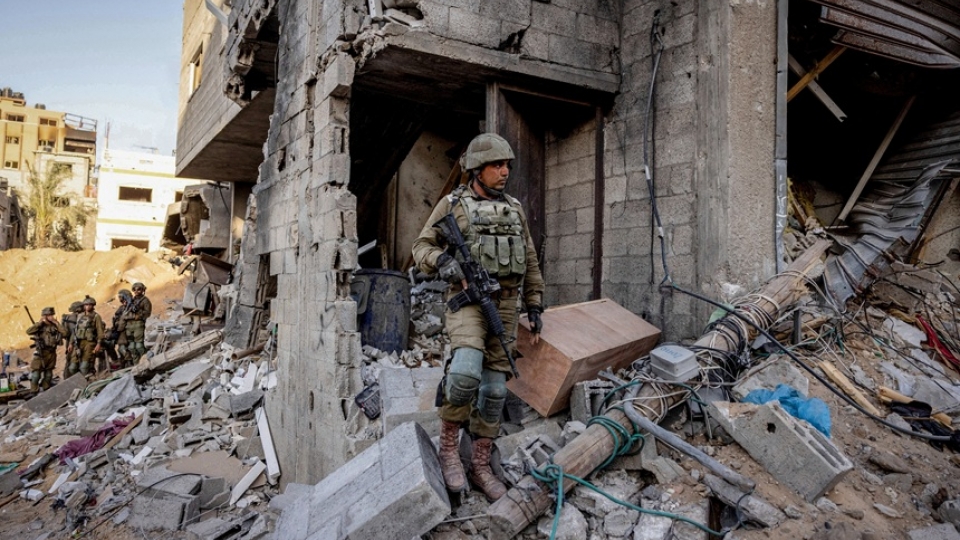 binh_linh_israel_dung_giua_dong_do_nat_trong_cuoc_tan_cong_chong_lai_nhom_hamas_cua_palestine_o_phia_bac_dai_gaza._reuters.jpg