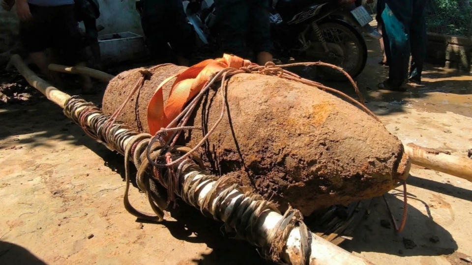 Large unexploded bomb safely detonated in Lao Cai