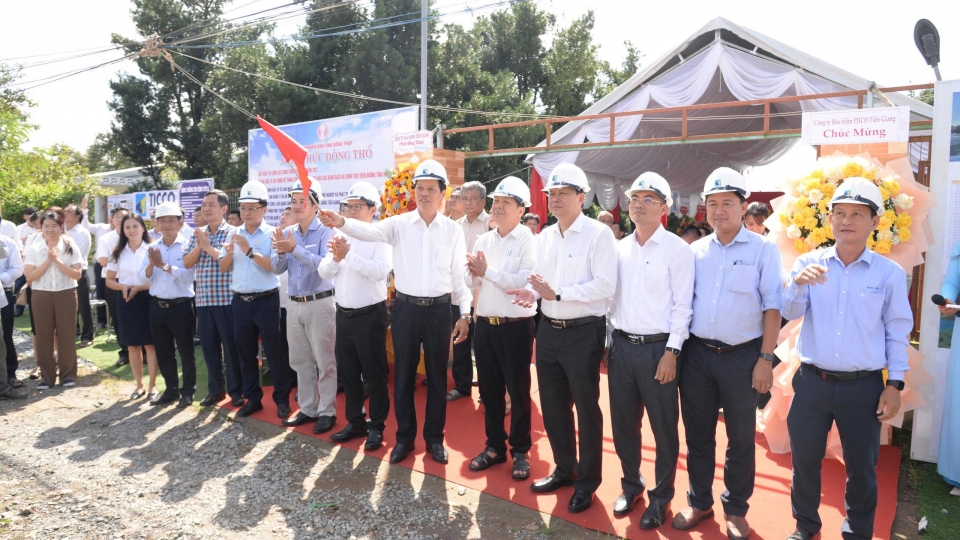 cac_dai_bieu_du_le_dong_tho_cong_ngan_man_tra_tan_20251020140613.jpg