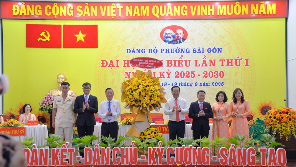 chu_tich_ubnd_tphcm_nguyen_van_duoc_tang_hoa_dai_hoi_20250819120330.jpg