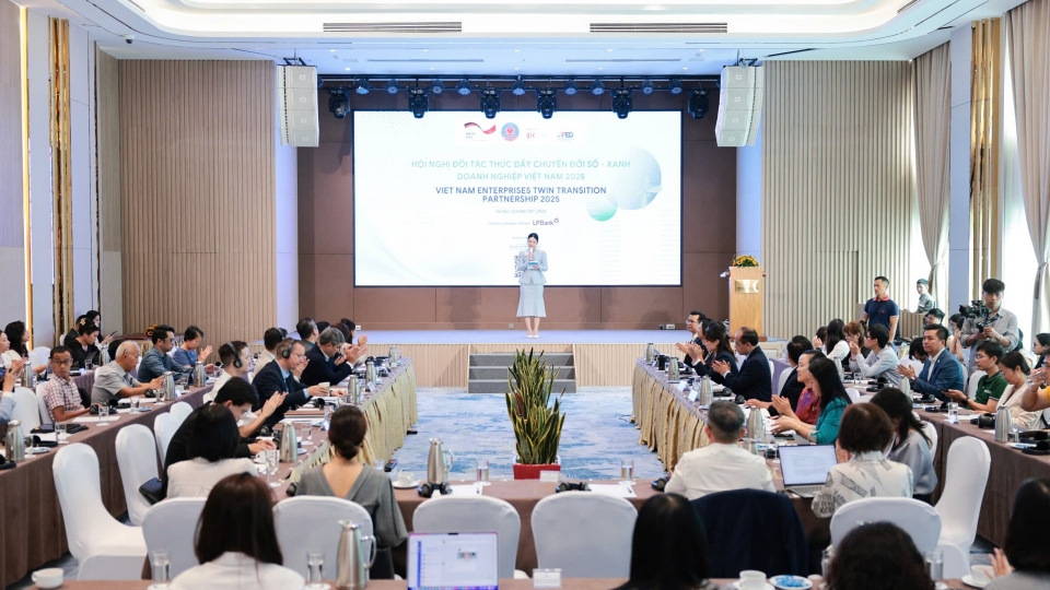 Experts warn Vietnamese enterprises lag in dual transformation efforts