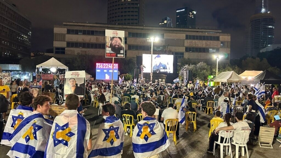 co Israel, dan Israel doi cho Hamas phong thich con tin, 10-2025 -dien dan gia dinh con tin va nguoi mat tich.jpg