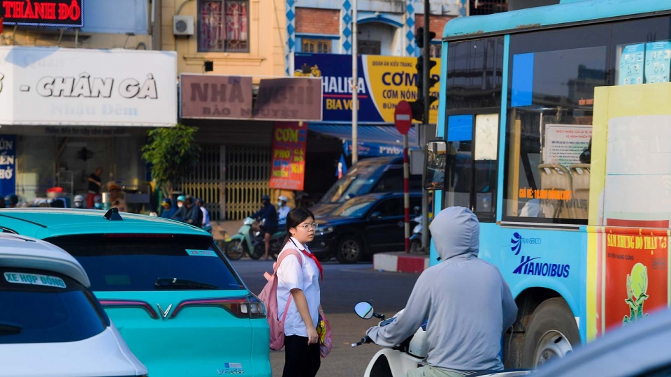 Nút giao cạnh bến xe Nước Ngầm hỗn loạn bất kể giờ giấc, điểm đen ùn tắc, tai nạn