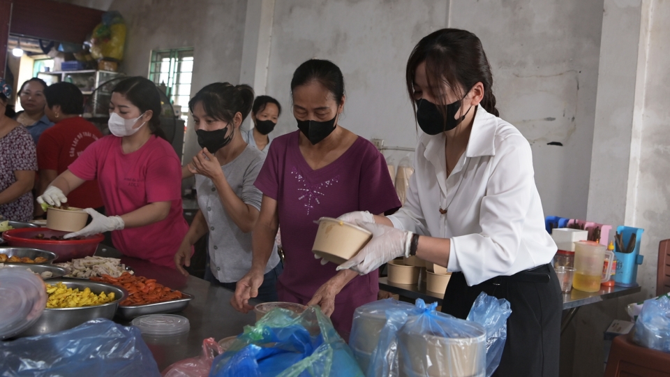 Chuyện về những suất cơm từ thiện ở vũng lũ Thái Nguyên