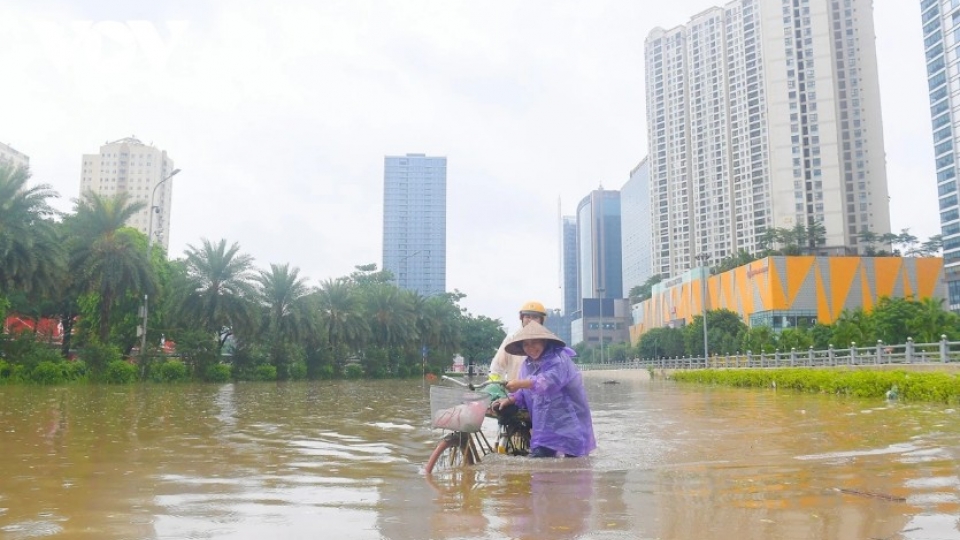 heavy_rain_causes_severe_flooding_on_many_streets_across_hanoi_on_the_morning_of_october_7.jpg