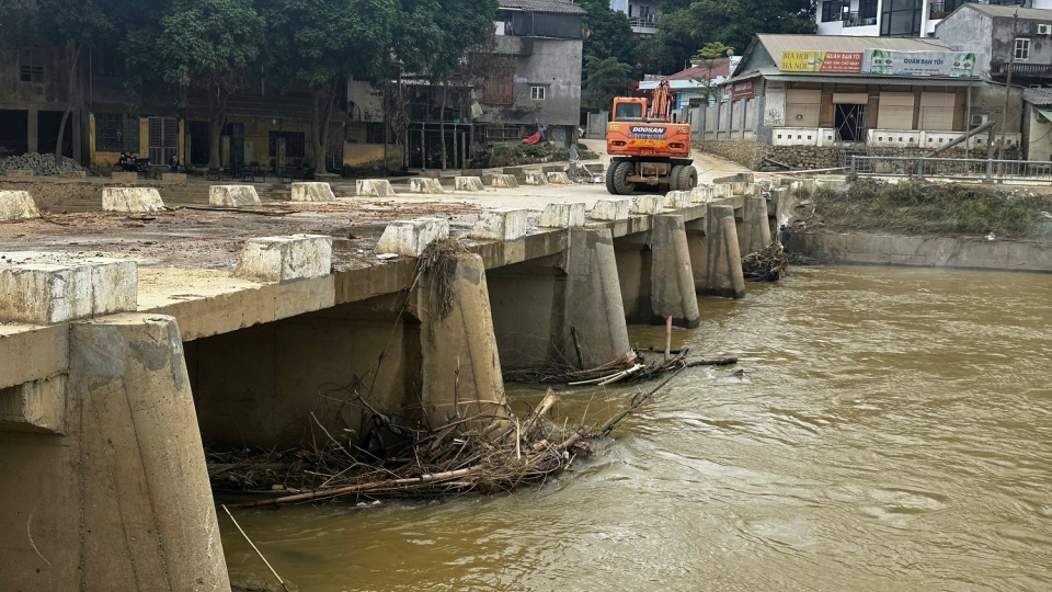 Cao Bằng tháo dỡ ngầm tràn gây cản trở dòng chảy, ứ đọng rác thải