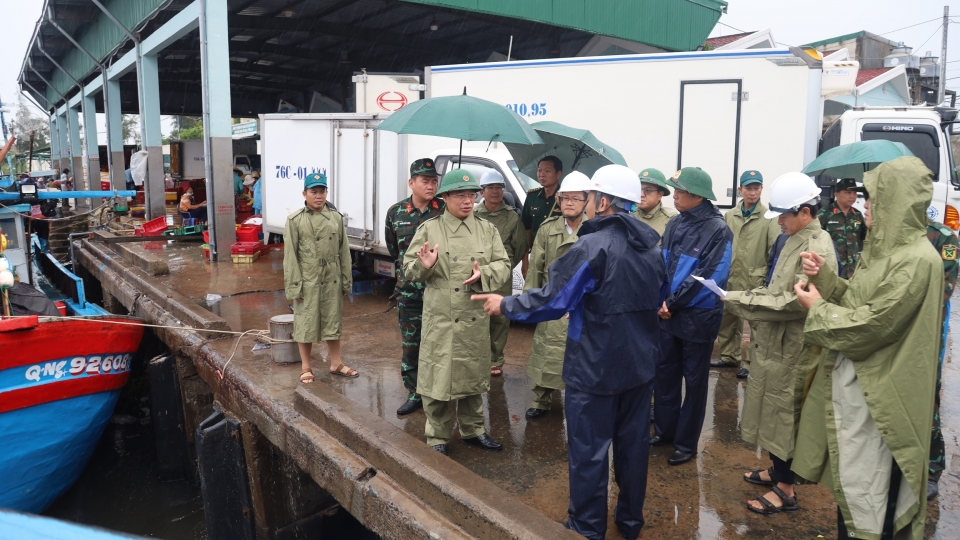 lanh_dao_ban_chi_huy_quan_su_tinh_quang_ngai_cung_cac_nganh_cong_an_quan_su_kiem_tra_phong_chong_thien_tai_va_chong_khai_thai_thac_iuu_tai_cang_ca_tinh_hoa_tinh_quang_ngai_20251025104542.jpg