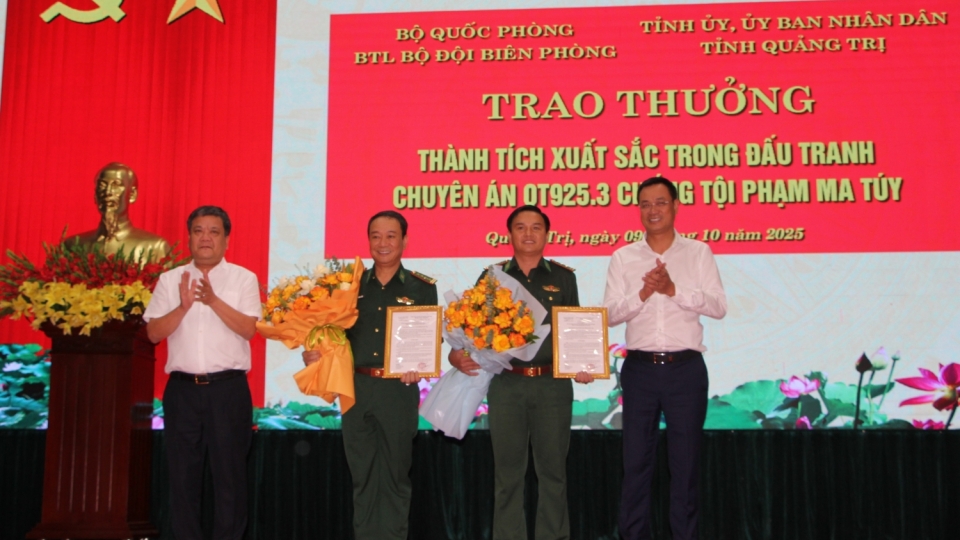 lanh_dao_tinh_quang_tri_khen_thuong_tap_the_bo_doi_bien_phong_quang_tri.jpg