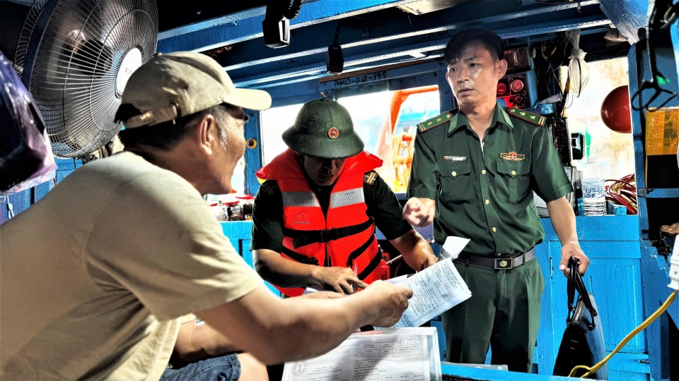 luc_luong_bien_phong_tinh_quang_ngai_kiem_tra_cong_tac_chong_khai_thac_iuu_20251023163634.jpg