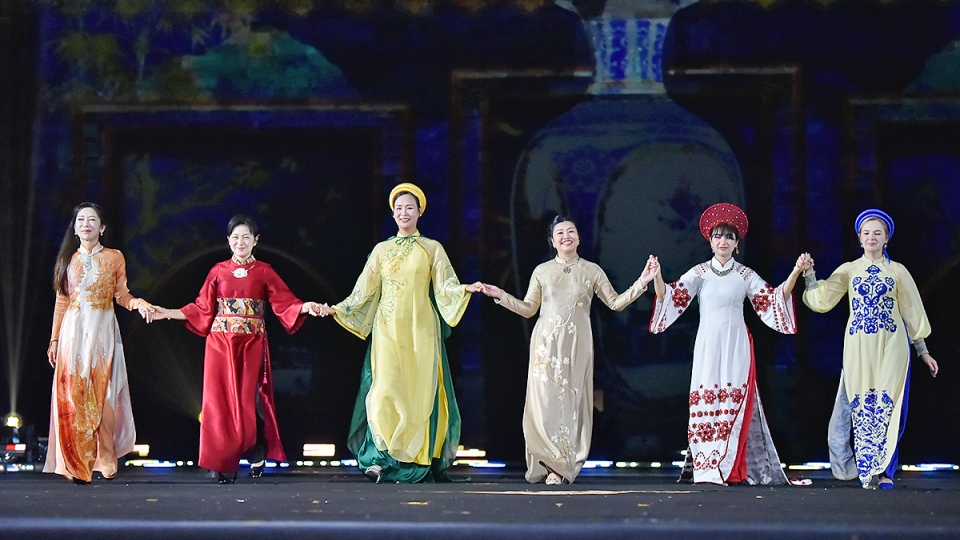 Phu nhân các đại sứ duyên dáng trình diễn áo dài tại Hoàng Thành Thăng Long