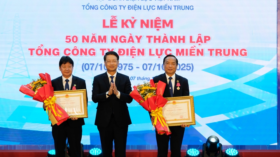ngo_xuan_thang_pho_bi_thu_thanh_uy_da_nang_thua_uy_quyen_chu_tich_nuoc_trao_huan_chuong_lao_dong_hang_ba_cho_ong_trinh_trung_phuong_va_ong_le_duy_anh_tuan.jpg