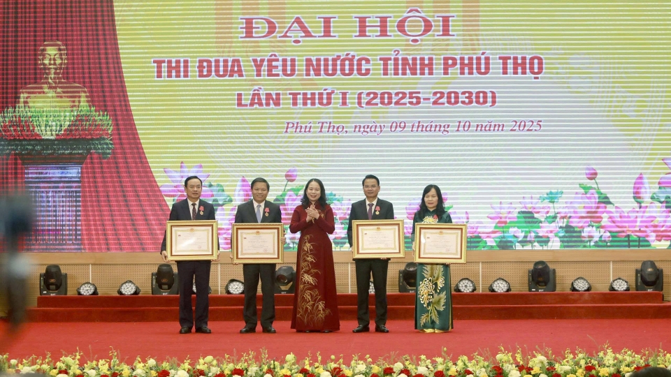 pho_chu_tich_nuoc_trao_huan_chuong_lao_dong_cho_cac_ca_nhan_co_thanh_tich_xuat_sac.jpg